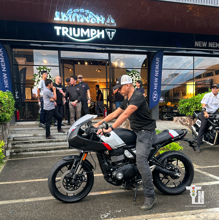 Triumph Thruxton 400 cafe racer motorcycle on display at Triumph Motorcycles Lipa