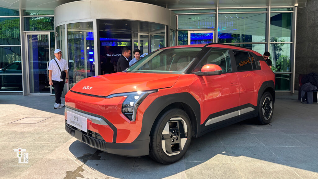 Side profile of the Kia EV3 Philippines showing its 17-inch alloy wheels and sleek tiger-nose grille.