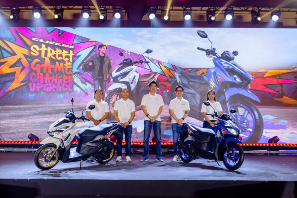 Honda Philippines executives stand on stage with a white and a blue model during the public launch of The Click125 Street at the Honda Riders Convention Visayas.