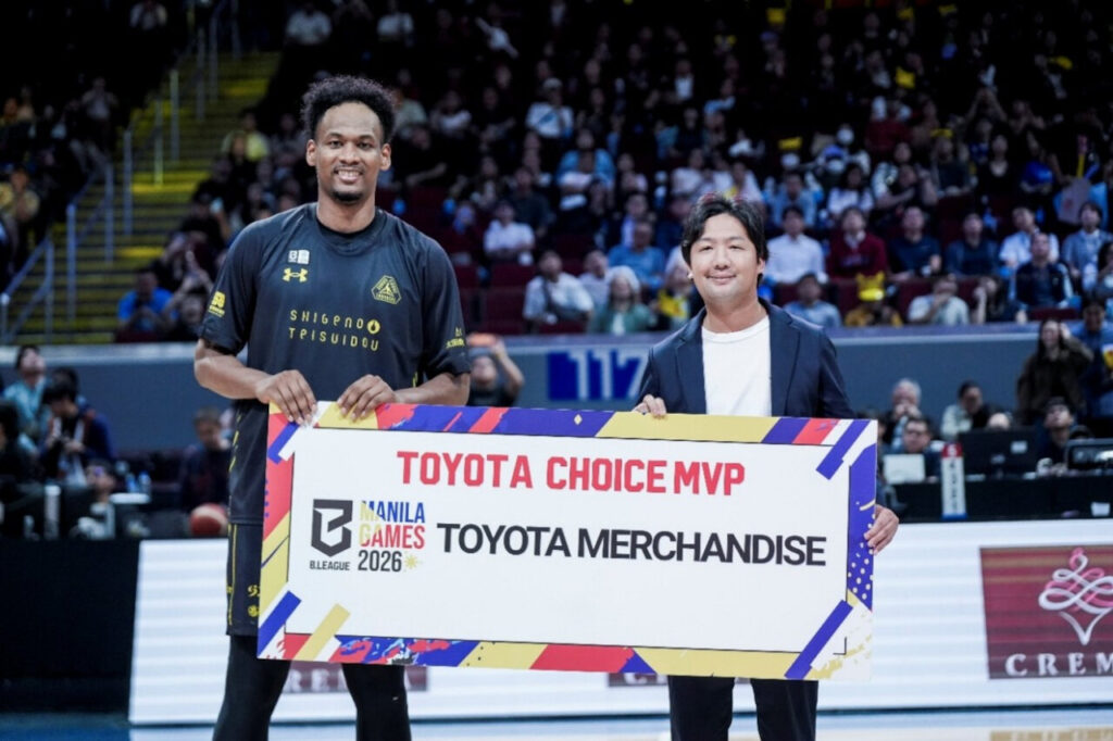 AJ Edu receiving the Toyota Choice MVP award from Ryo Yokoyama at the Toyota PH B.LEAGUE Manila Games.