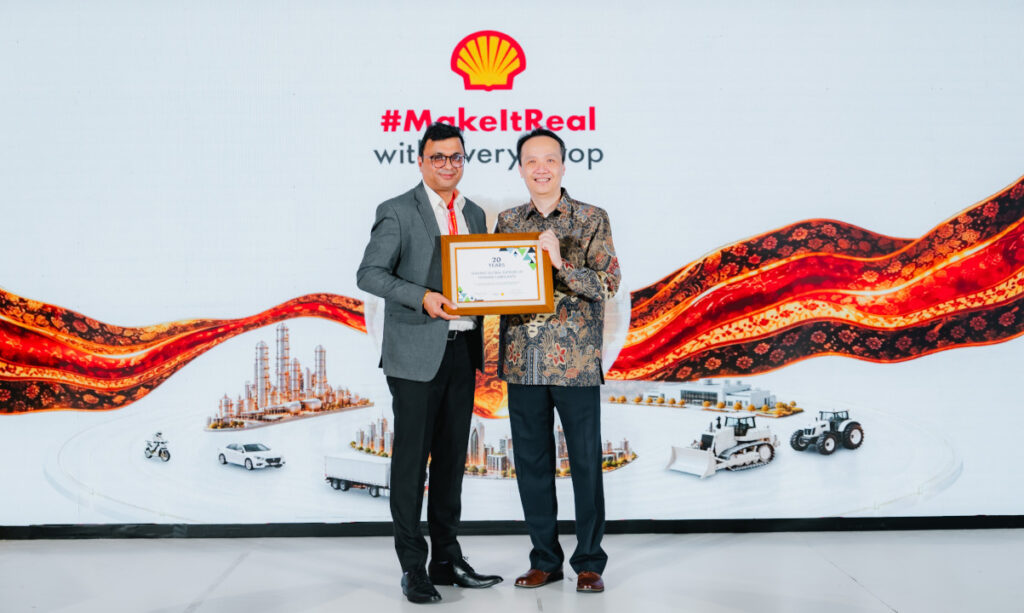 Satyan Gupta of Kline & Company presenting recognition to Jason Wong, as Shell global lubricants market leader for 20 consecutive years.