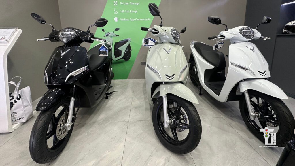 Modern electric commuter motorcycle with sleek design for sustainable daily urban transport.