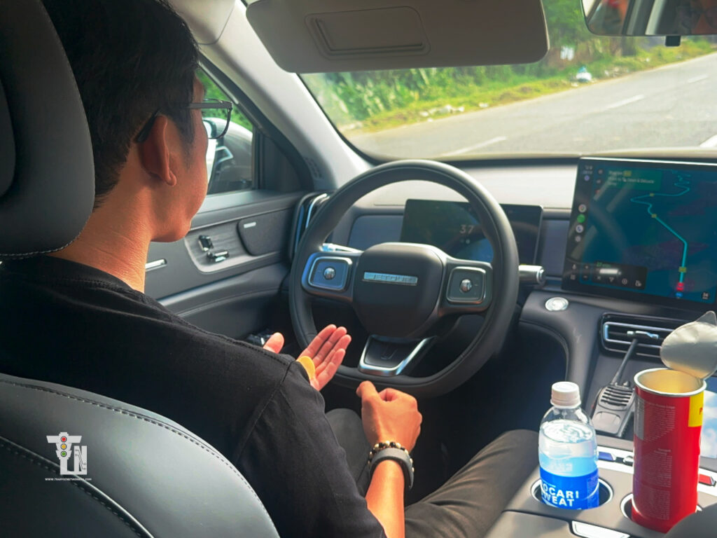 "Navigating QC morning traffic, the S08 runs in pure EV mode with instant, linear throttle response."
