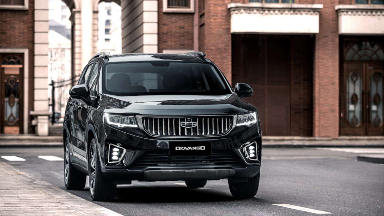 Close up of Black Geely Okavango parked on a paved street, a key model in the Geely Philippines Mid-Autumn Deals.